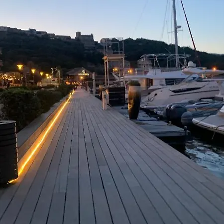 Superbe Sur Le Port, Jacuzzi, Piscine Апартаменты *